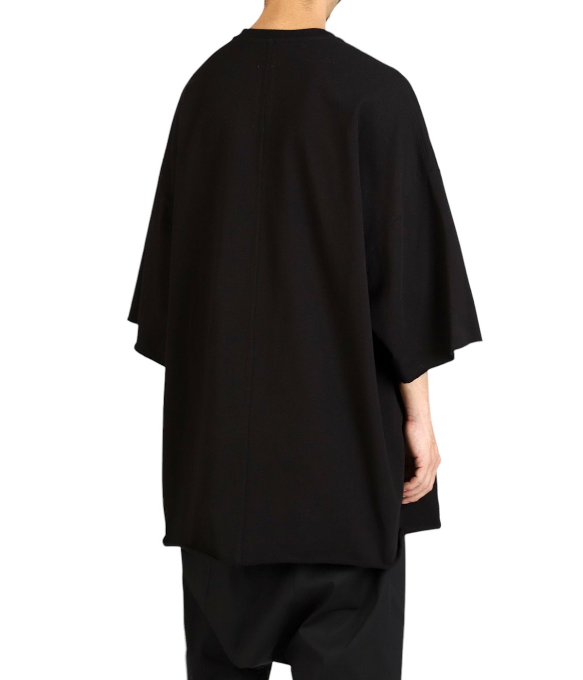 model（184cm / 63kg）B85 W80 H102 着用サイズ：FREE(ONE)