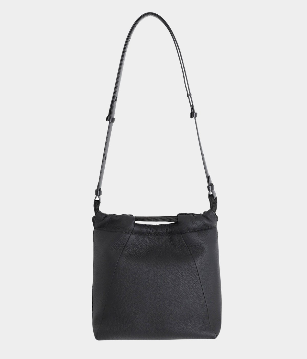 【Maison Margiela】「5AC」ソフト ドローストリング スモール Maison Margiela（メゾンマルジェラ）の「SOFT 5AC DRAWSTRING