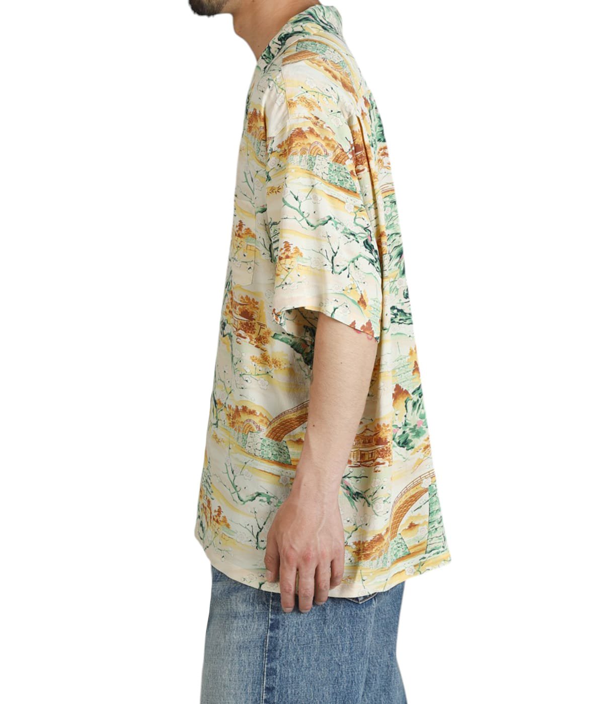 model（184cm / 63kg）B85 W80 H102 着用サイズ：XL