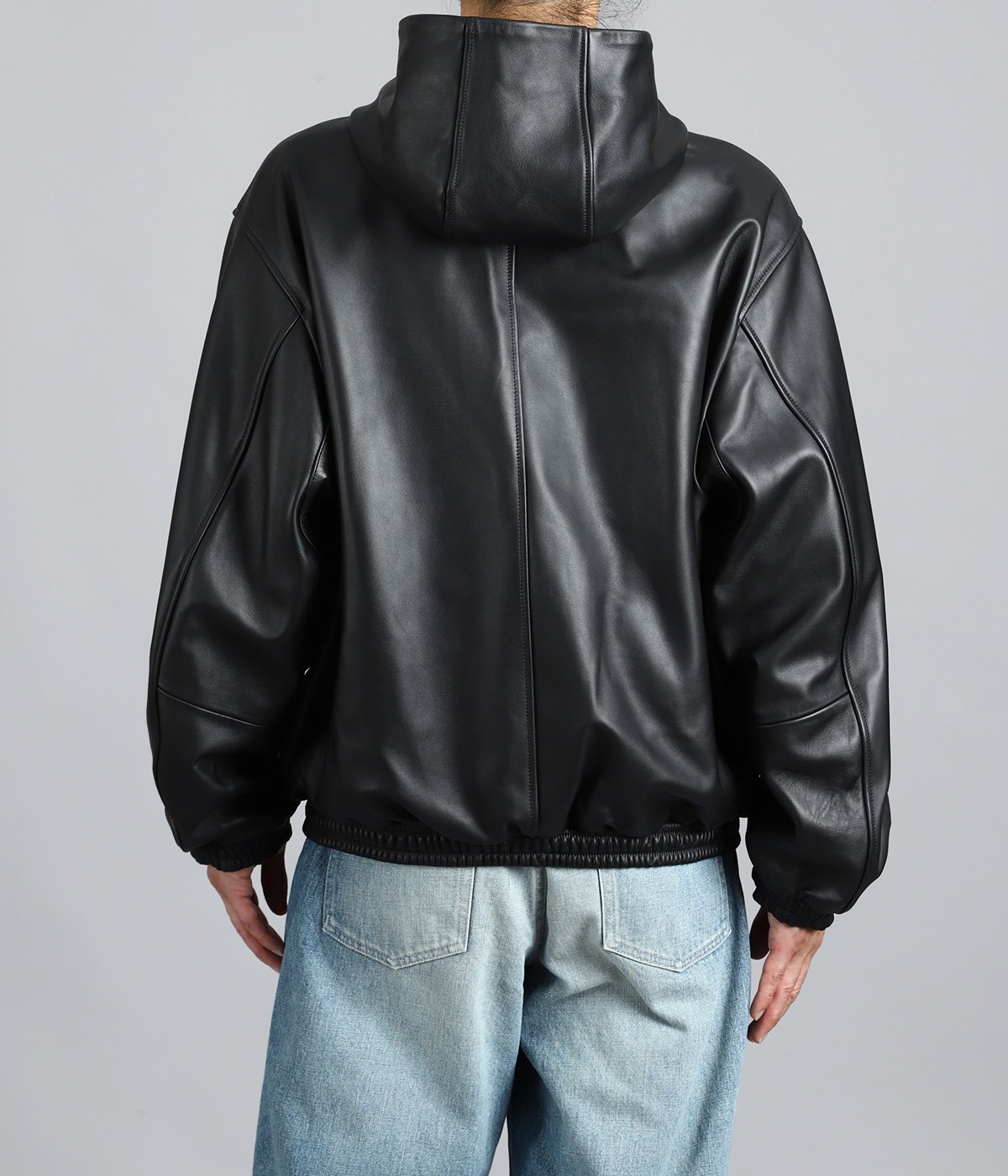 model（175cm / 60kg）B85 W75 H92 着用サイズ：S