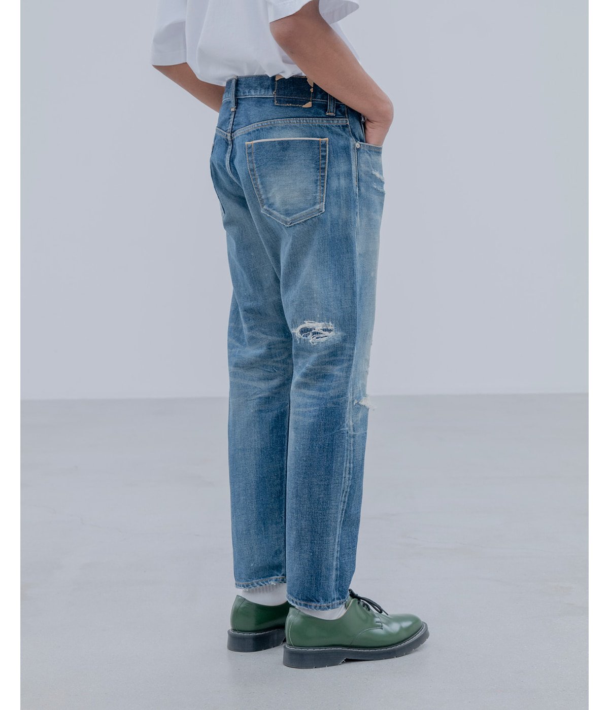 DAMAGED DENIM TAPERED-FIT JEANS | uniform experiment(ユニフォーム