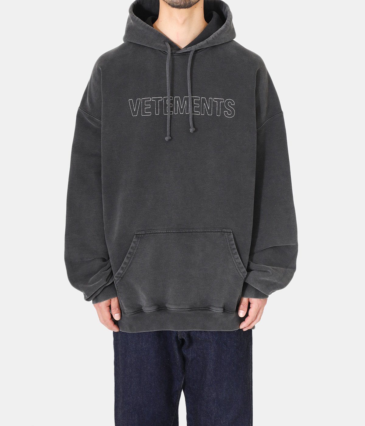 LOGO OUTLINE HOODIE | VETEMENTS(ヴェトモン) / トップス パーカー