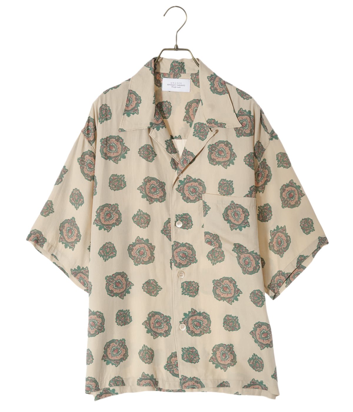 Short-sleeve emblem pattern shirt. | UNUSED(アンユーズド