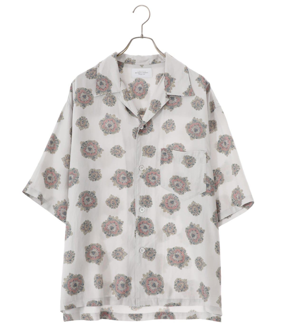 Short-sleeve emblem pattern shirt. | UNUSED(アンユーズド