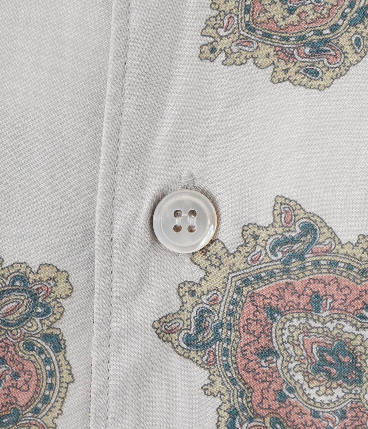 Short-sleeve emblem pattern shirt. | UNUSED(アンユーズド