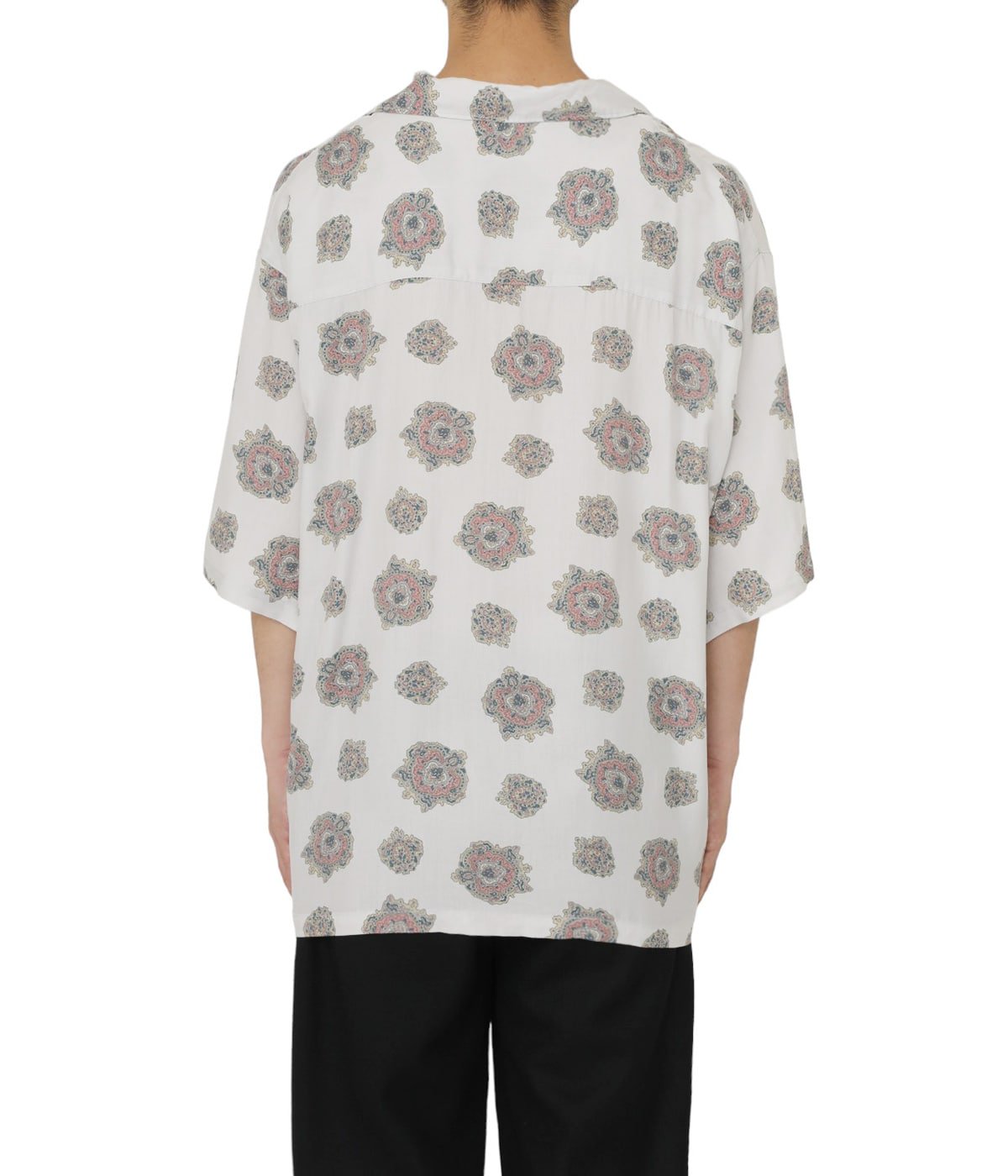 Short-sleeve emblem pattern shirt. | UNUSED(アンユーズド