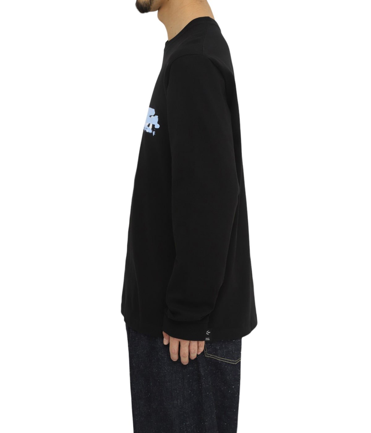 model（184cm / 63kg）B85 W80 H102 着用サイズ：L