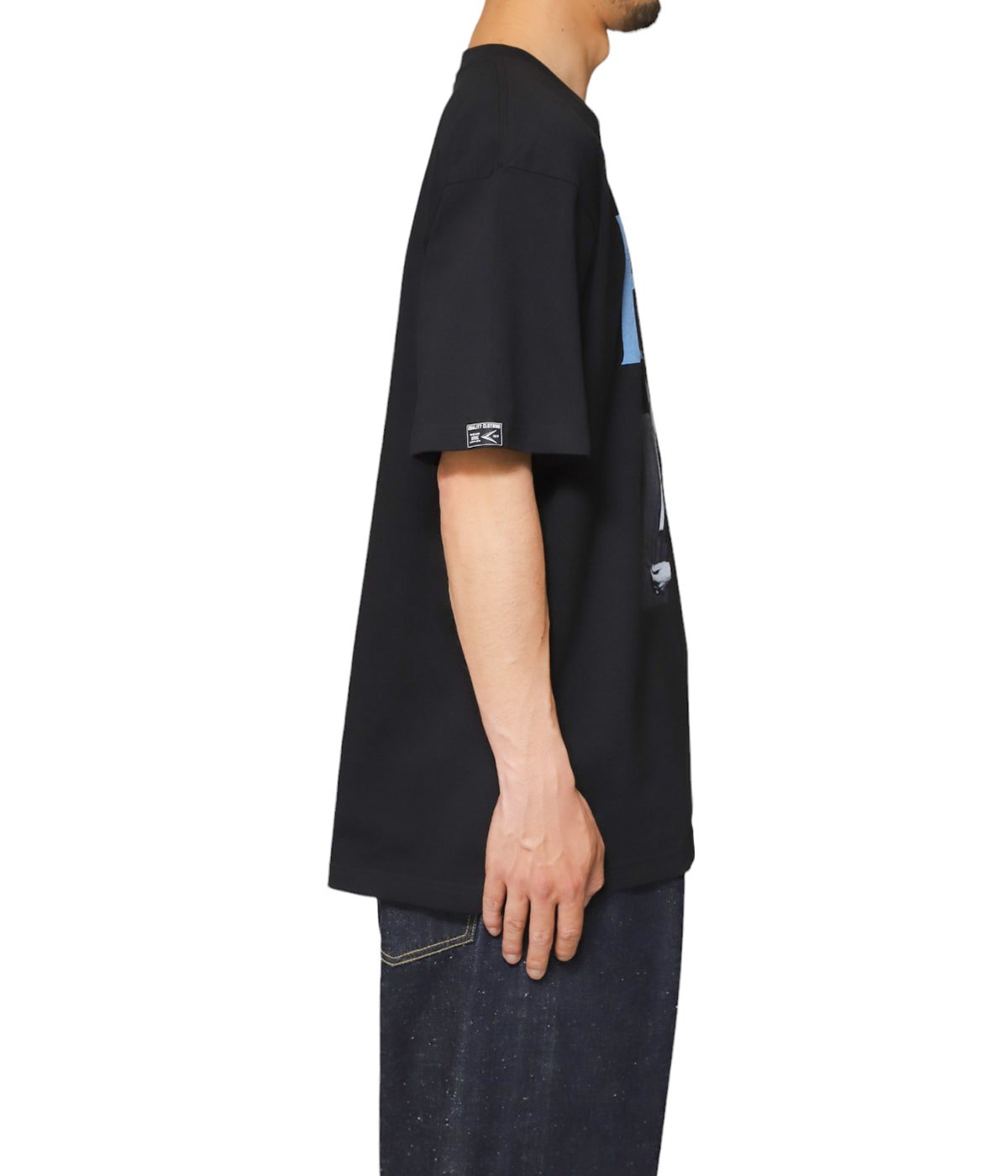 model（184cm / 63kg）B85 W80 H102 着用サイズ：XL