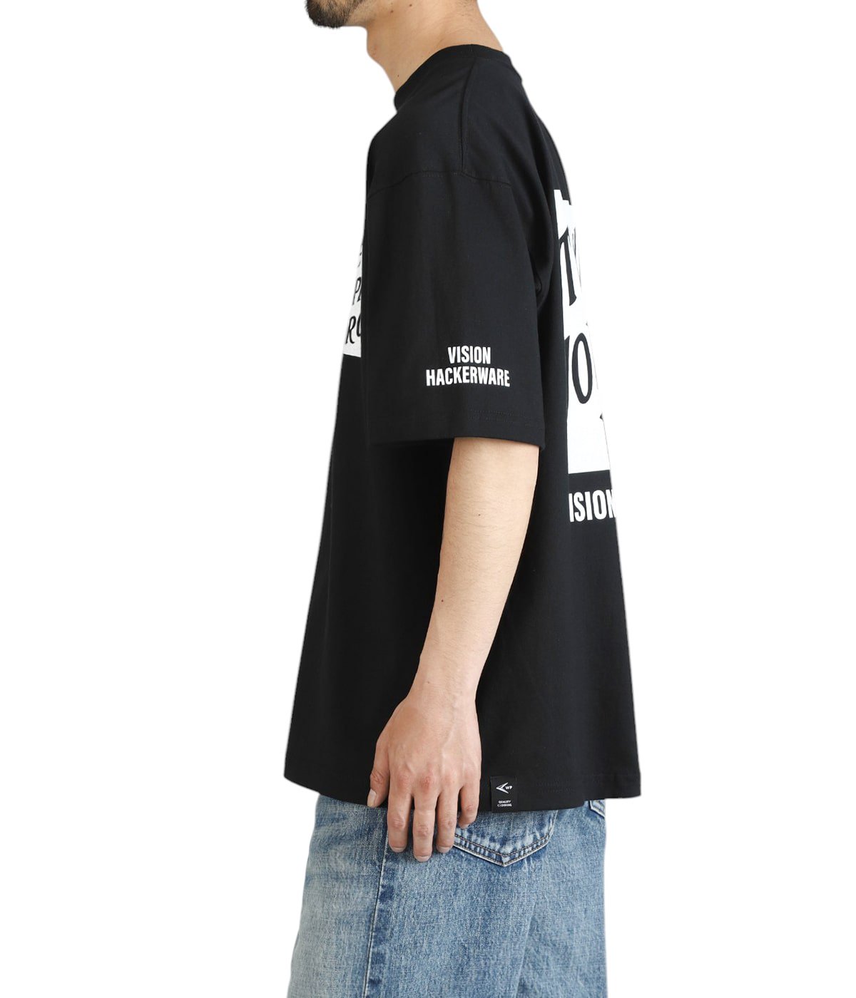 model（184cm / 63kg）B85 W80 H102 着用サイズ：XL