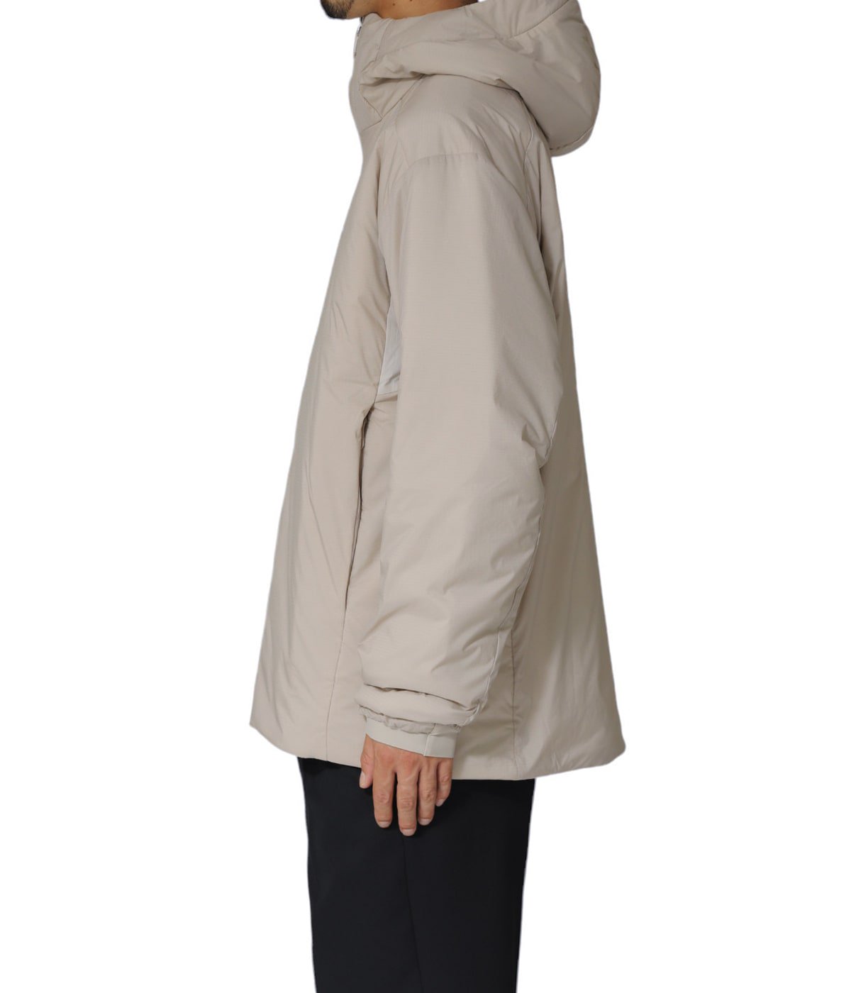 model（184cm / 63kg）B85 W80 H102 着用サイズ：L