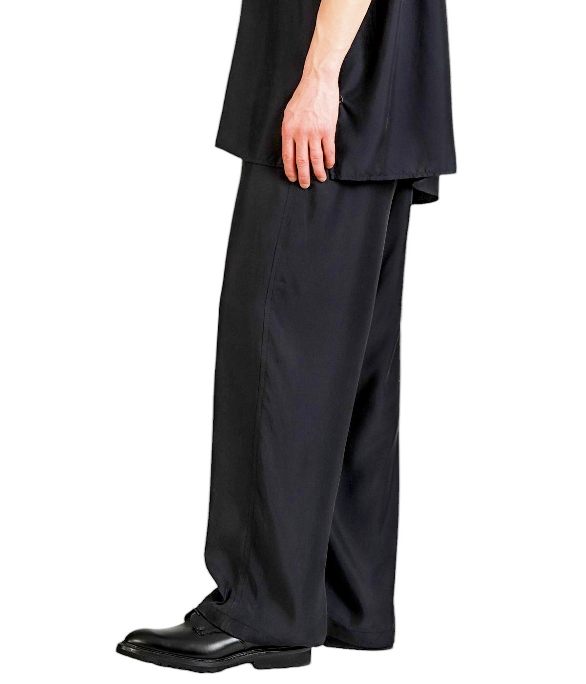 model（175cm / 60kg）B85 W75 H92 着用サイズ：3