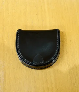 【予約】HORSESHOE SHAPE PURSE(CORDOVAN)