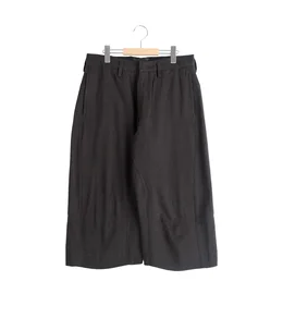 KNEE DARTED FLARE SHORTS | Omar Afridi(オマールアフリディ