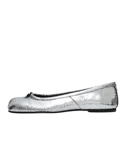 MaisonMargiela(メゾンマルジェラ)のシルバー足袋人気すぎてなかなか手