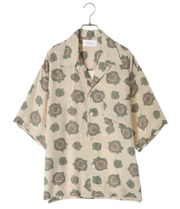 Short-sleeve emblem pattern shirt.